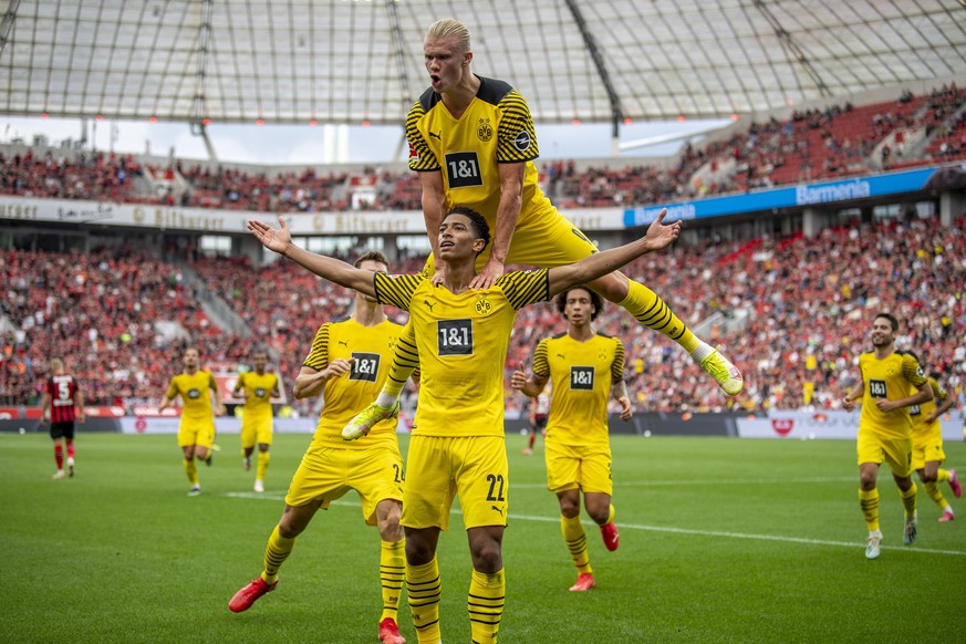 Fußball: 1. Bundesliga, 4. Spieltag, Bayer 04 Leverkusen - Borussia Dortmund am 11.09.2021 in der BayArena in Leverkusen (Nordrhein-Westfalen). Dortmunds Jude Bellingham jubelt mit Dortmunds Erling Br ...