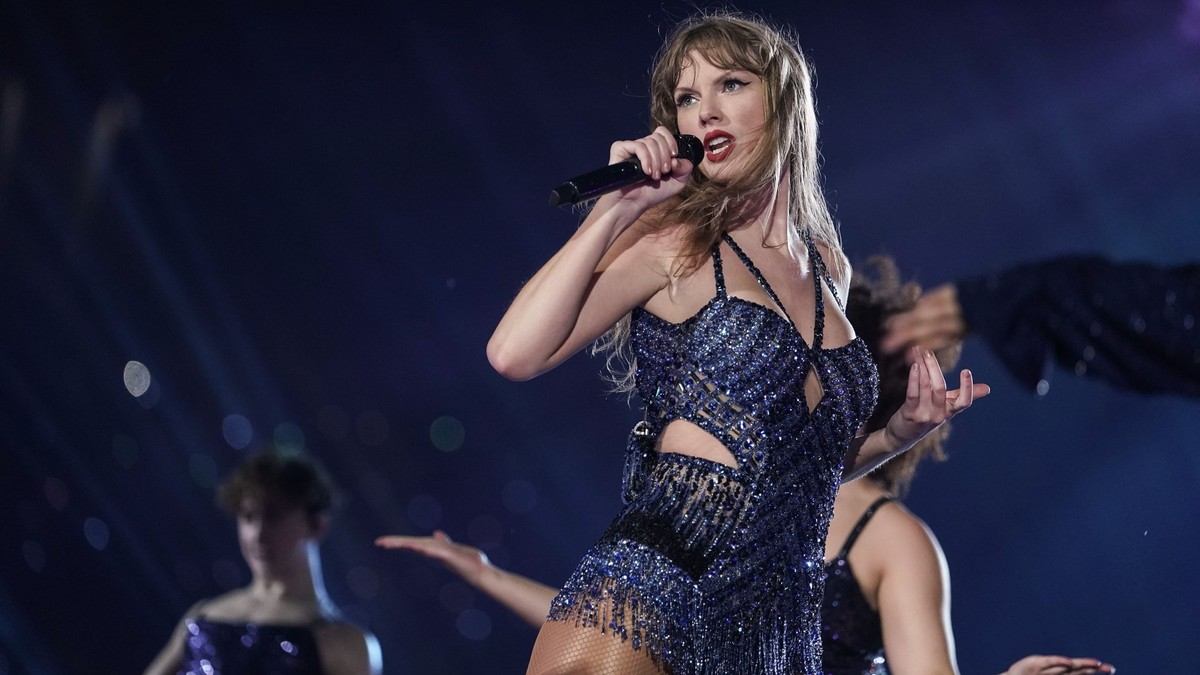 MUNICH, GERMANY - JULY 27: EDITORIAL USE ONLY. NO BOOK COVERS. Taylor Swift performs onstage during &quot;Taylor Swift | The Eras Tour&quot; at Olympiastadion on July 27, 2024 in Munich, Germany. (Pho ...