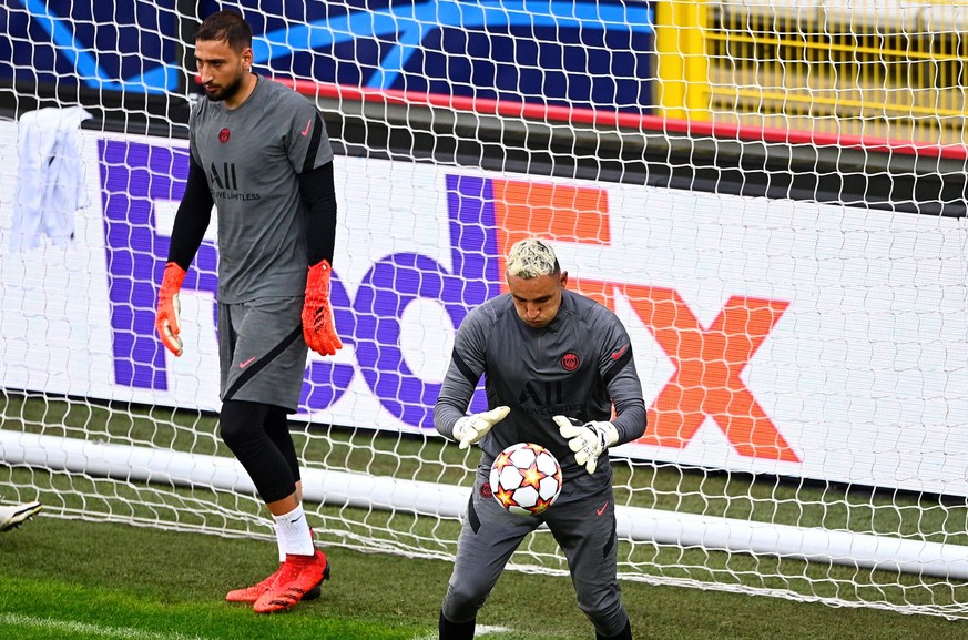 BRUGGE, BELGIUM - SEPTEMBER 14 : Gianluigi Donnarumma, Keylor Navas and Alexandre Letellier, goalkeepers of Paris Saint-Germain attend a training prior to the UEFA Champions league match between Club  ...