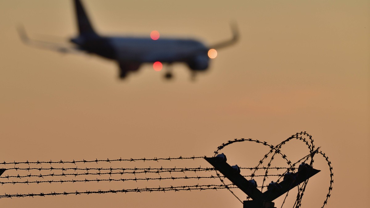11.6.2023 Abschiebung Symbol, Asyl und Abschottung Stacheldrahtbewehrte Z