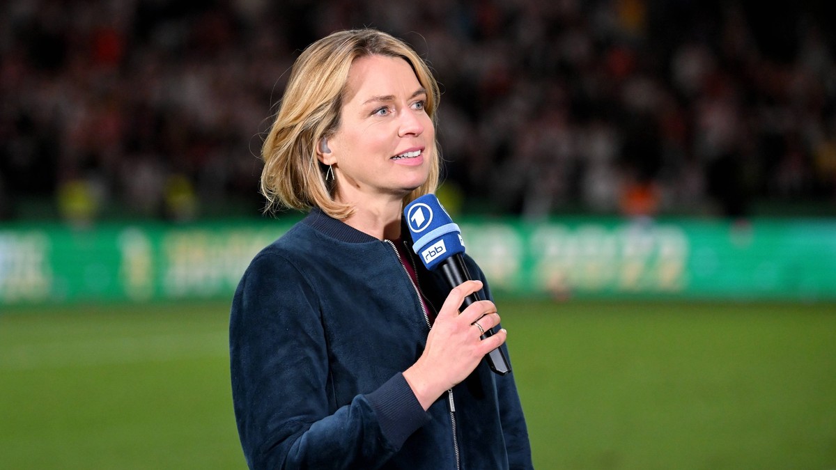 Berlin, Olympiastadion, 21.05.22, GER, Herren, DFB-Pokalfinale 2022, Saison 2021-2022, SC Freiburg - RB Leipzig Bild: Moderatorin Jessy Wellmer ARD Nur fuer journalistische Zwecke Only for editorial u ...