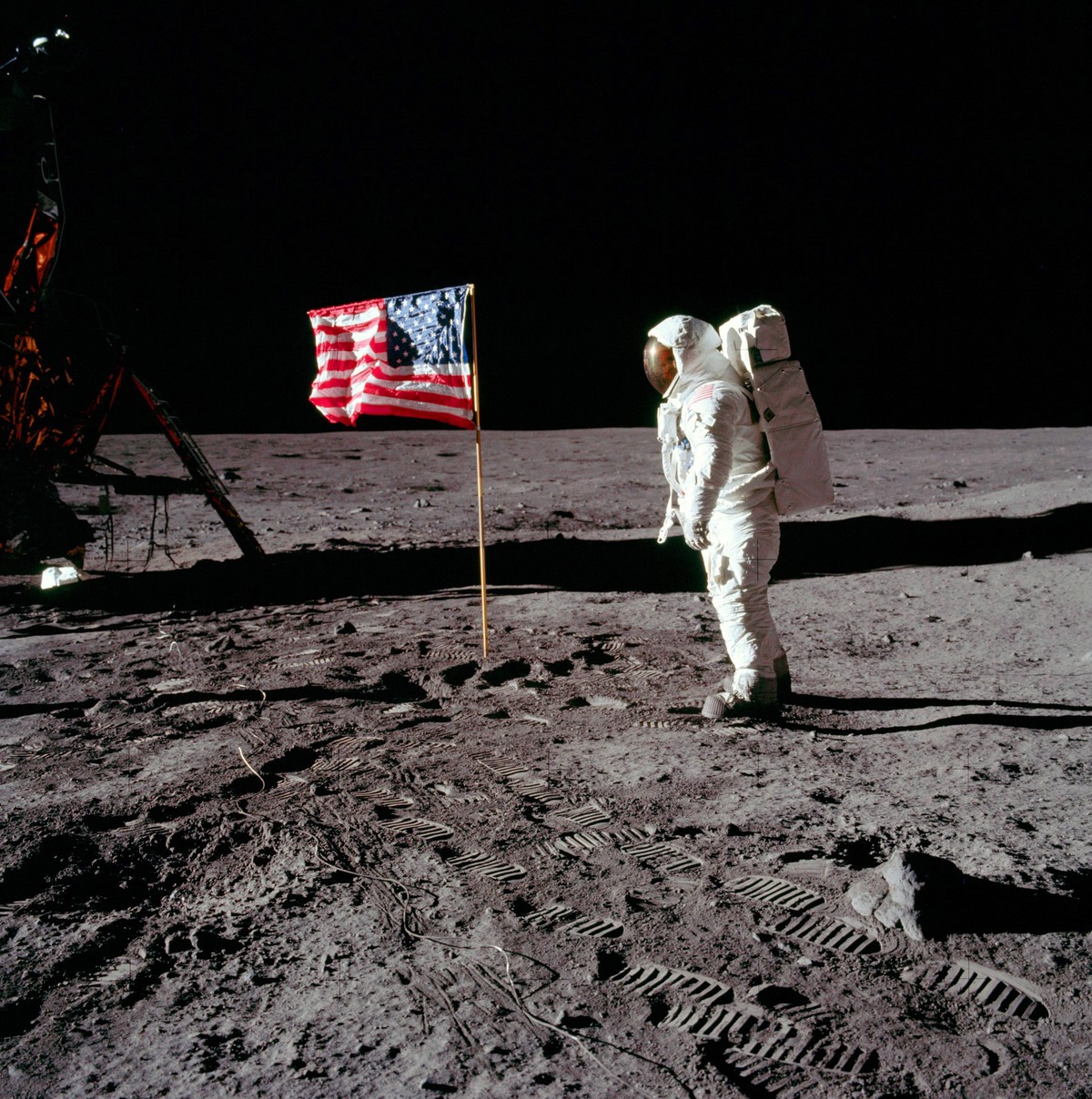 Buzz Aldrin mit der US-Flagge auf dem Mond. Er hat sie mit Neil Armstrong aufgestellt.