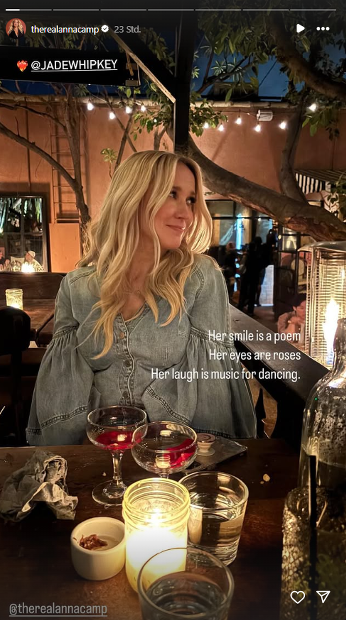 Anna Camp beim gemeinsamen Abendessen mit ihrer Freundin.
