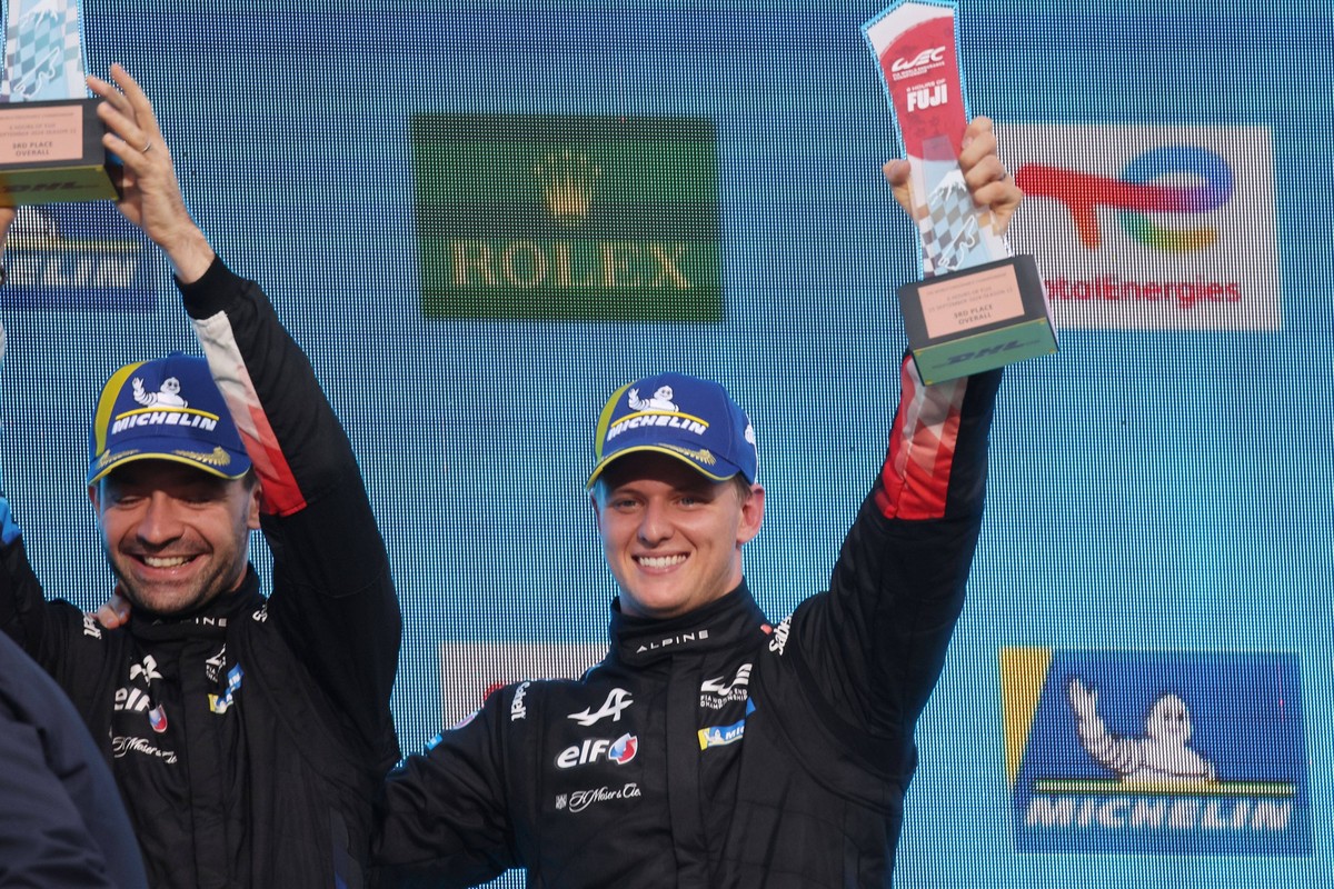 Ein strahlender Mick Schumacher GER nachs einem ersten Podium dem 3. Platz auf dem PodiumFIA Langstrecken- Weltmeisterschaft WEC, 6 Stunden Rennen auf dem Fuji Speedway, Japan, 15.09.2024, *** A beami ...