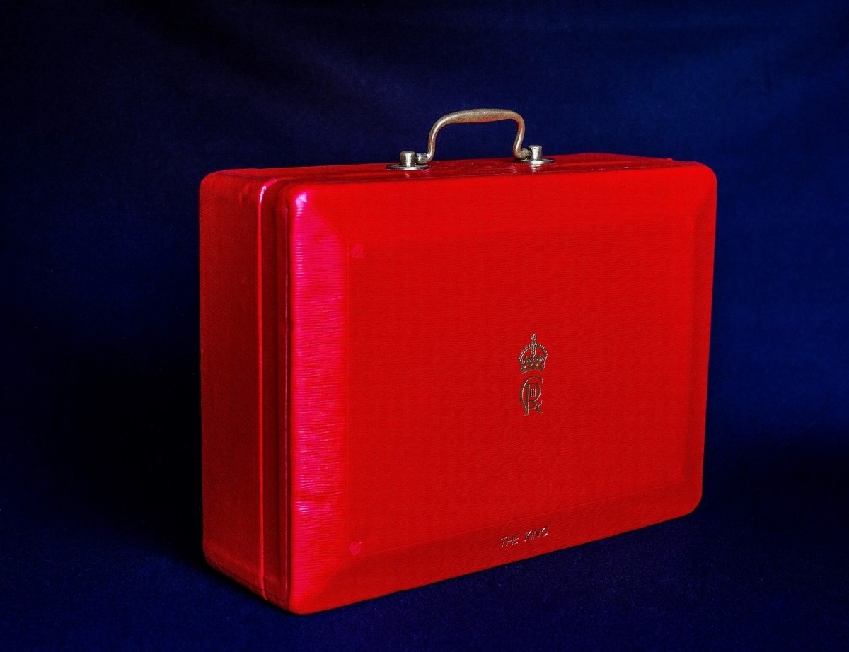 HANDOUT - 25.11.2022, Gro�britannien, London: Dieses undatierte von Barrow, Hepburn &amp; Gale herausgegebene Foto zeigt die erste �Red Box� von K�nig Charles III.. Der K�nig wird dieselbe ber�hmte �R ...