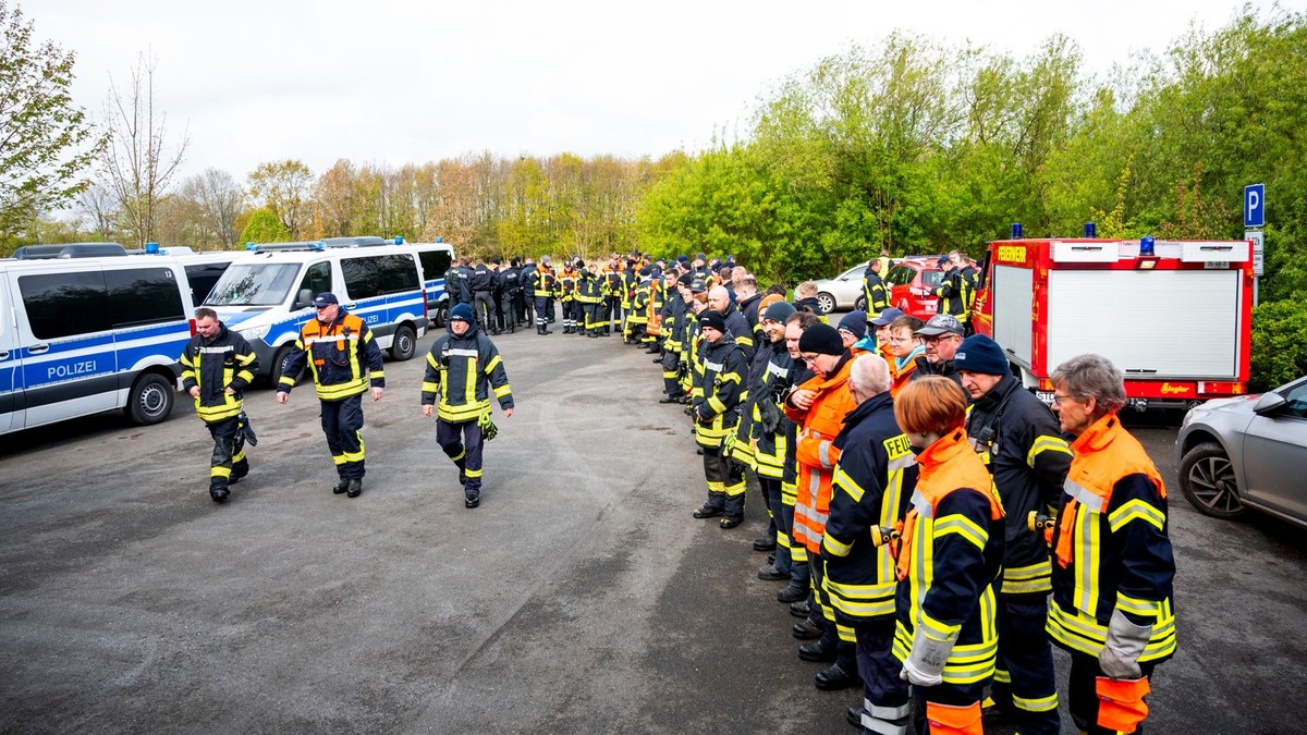 25.04.2024, Niedersachsen, Kranenburg: Feuerwehrleute und Polizisten bereiten die Suche nach einem vermissten Jungen vor. Der sechs Jahre alte Arian aus Elm (Landkreis Bremervörde) bleibt auch am vier ...