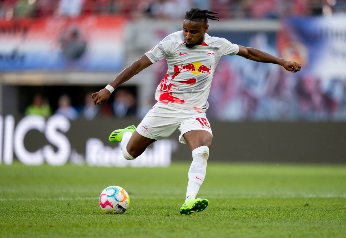 21.07.2022, Sachsen, Leipzig: Fu�ball: Testspiele, RB Leipzig - FC Liverpool in der Red Bull Arena. Leipzigs Christopher Nkunku schie�t den Ball. Foto: Hendrik Schmidt/dpa +++ dpa-Bildfunk +++