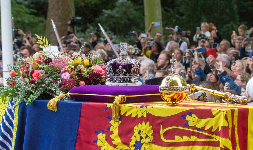 Entertainment Bilder des Tages September 19, 2022, London, England, United Kingdom: Coffin of Queen Elizabeth II, dripped with royal standard is seen on Horse Guards Road during the funeral procession ...