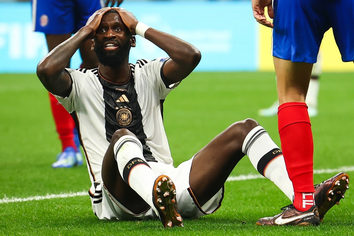 01.12.2022, Katar, Al-Chaur,: Fußball, WM 2022 in Katar, Costa Rica - Deutschland, Vorrunde, Gruppe E, Spieltag 3, im Al-Bait Stadion, Deutschlands Antonio Rüdiger sitzt auf dem Platz. Foto: Christian ...