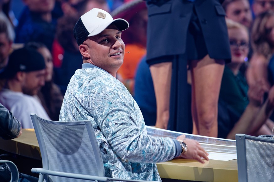 01.04.2023, Nordrhein-Westfalen, Köln: Juror Pietro Lombardi sitzt auf seinem Platz bei der ersten Live-Sendung der Castingshow «Deutschland sucht den Superstar 20». Die RTL-Castingshow «Deutschland s ...