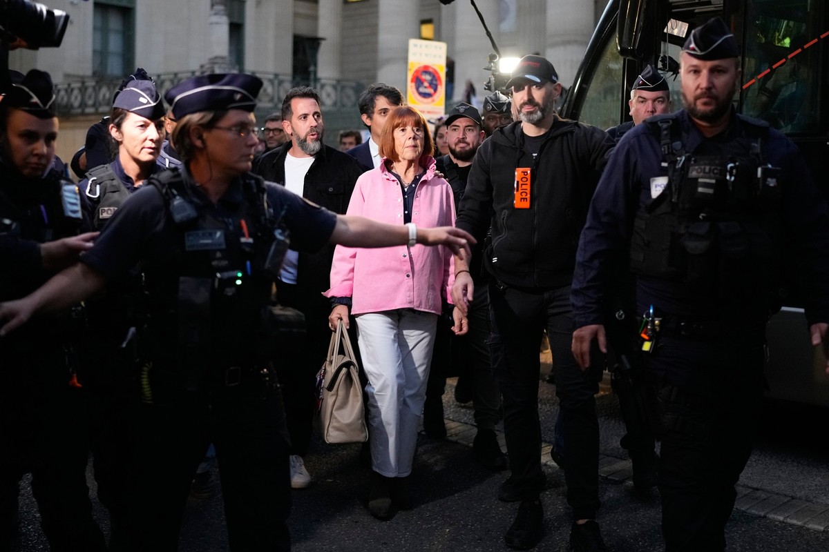 dpatopbilder - 06.10.2025, Frankreich, Nimes: Gisele Pelicot (M) verlässt das Berufungsgericht. Nach der Verurteilung von 51 Männern in Frankreich wegen des Missbrauchs von Pelicot verhandelt ein Geri ...