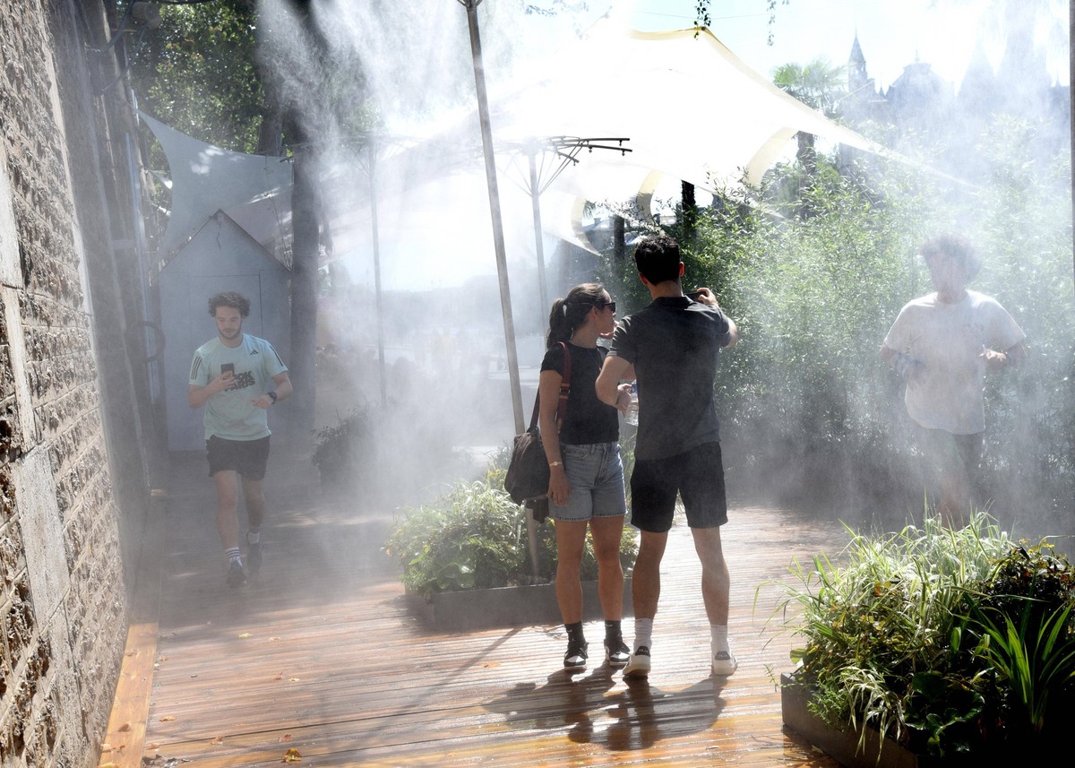 News Bilder des Tages Heat Wave Hits Paris Heat Wave Hits in Paris. People walk under dry mist in the scorching sun in central Paris, France on July 18, 2023 Photo by Alain Apaydin/ABACAPRESS.COM Pari ...