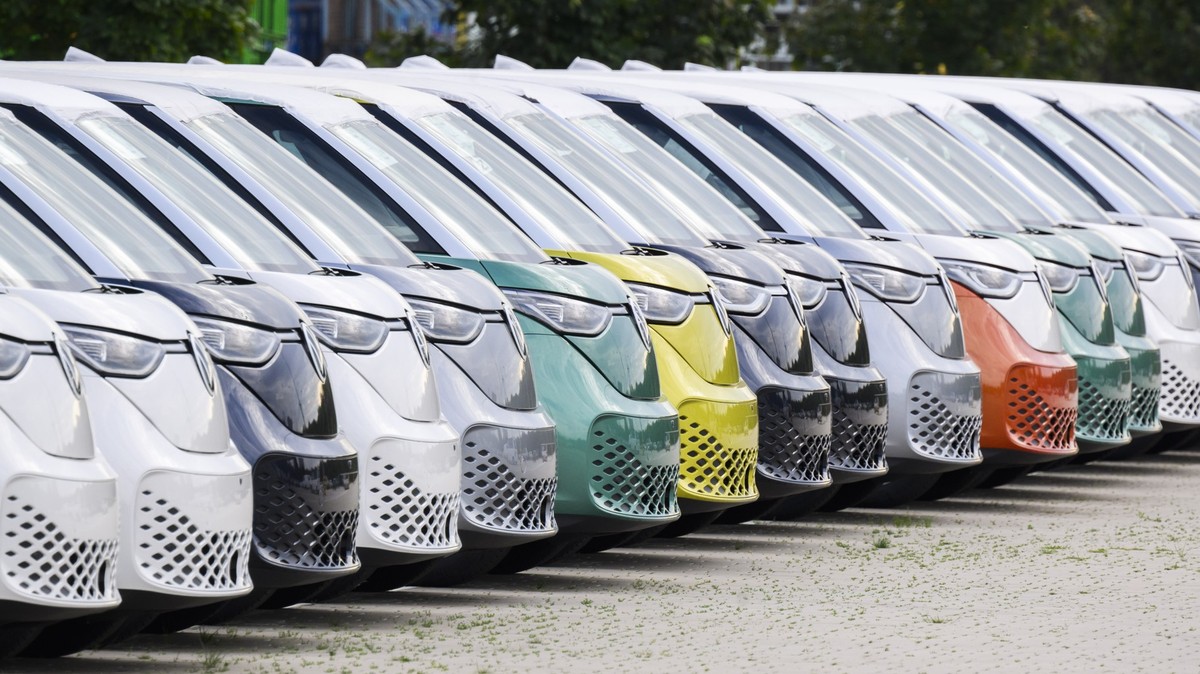 ARCHIV - 29.09.2023, Niedersachsen, Hannover: Neuwagen vom Elektrobus Volkswagen ID.Buzz stehen auf einem Hof am Werk von Volkswagen Nutzfahrzeuge. (zu dpa: