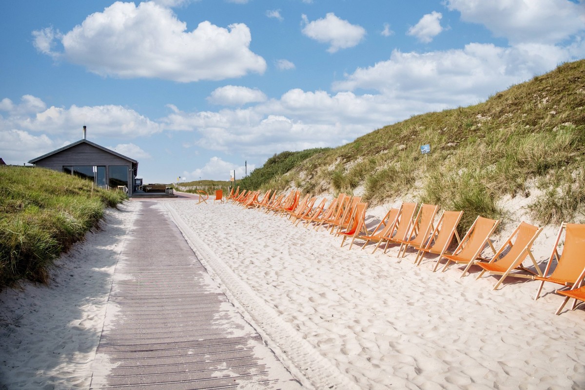 Liegestühle auf dem Weg zur Weissen Düne, Insel, Norderney, Niedersachsen, Deutschland, Europa Deckchairs on the way to the Weisse Düne, island, Norderney, Lower Saxony, Germany, Europe Copyright: ima ...
