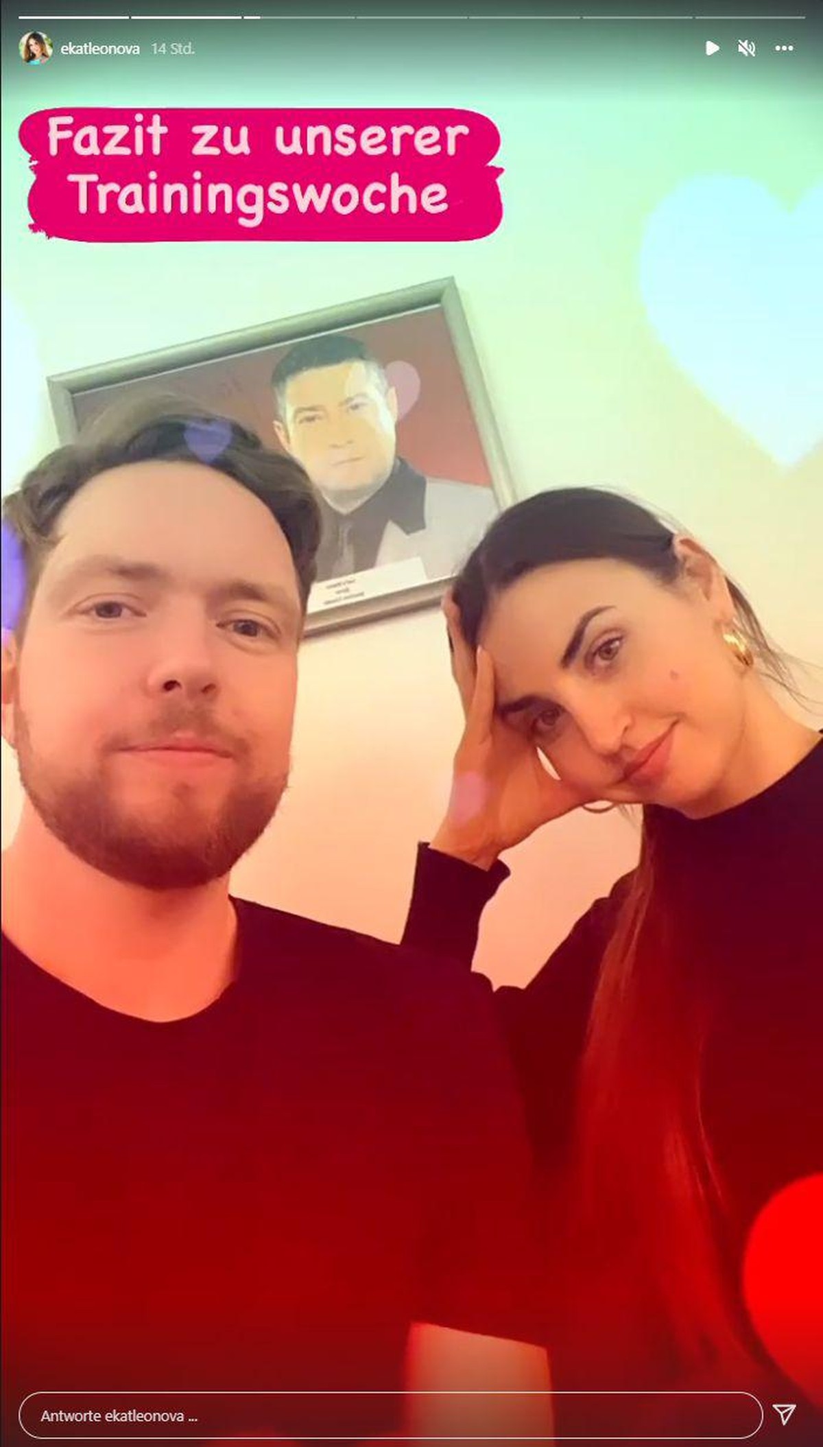 Bastian Bielendorfer und Ekaterina Leonova vor dem "heiligen Llambi".