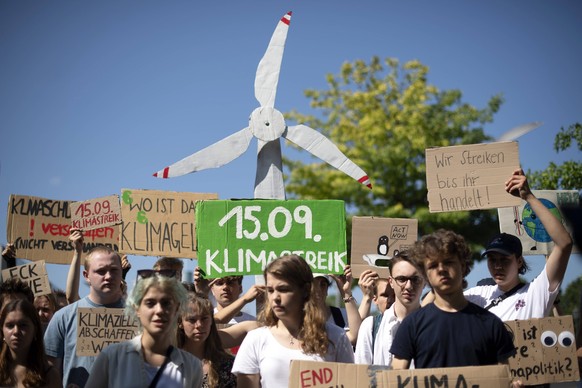 Fridays for Future - 5 Jahre Fridays For Future DEU, Deutschland, Germany, Berlin, 20.08.2023 Demonstranten Mit Transparent 5 Jahre viel erreicht und Schild viel zu tun und Time Is Running out bei der ...