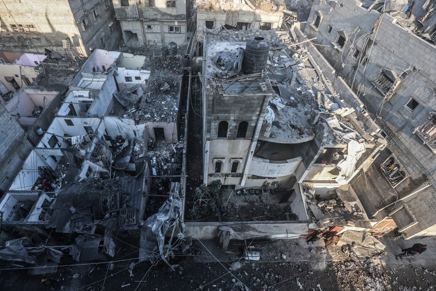 ARCHIV - 06.12.2023, Palästinensische Gebiete, Chan Junis: Zerstörte Gebäude nach einem israelischen Luftangriff auf das Viertel Al-Amal in Chan Junis. (zu dpa: «Israel zieht Truppen aus Chan Junis im ...