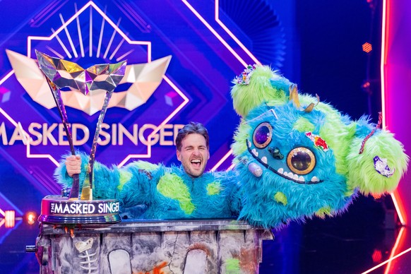 21.11.2021, Nordrhein-Westfalen, K�ln: Alexander Klaws, S�nger, jubelt als enttarnte Figur &quot;M�lli M�ller&quot; in der Prosieben-Show &quot;The Masked Singer&quot; mit dem Pokal. Foto: Rolf Vennen ...