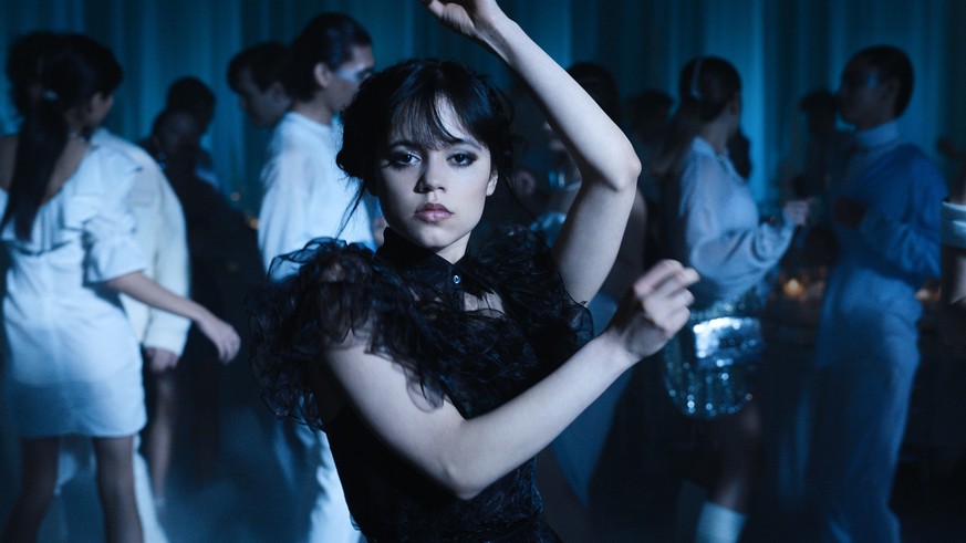 HANDOUT - 01.09.2022, USA, ---: Jenna Ortega als Wednesday Addams in einer Tanzszene der Episode 104 der Netflix-Serie «Wednesday» (undatiert). Allein auf TikTok wurde die Choreographie unter dem Hash ...