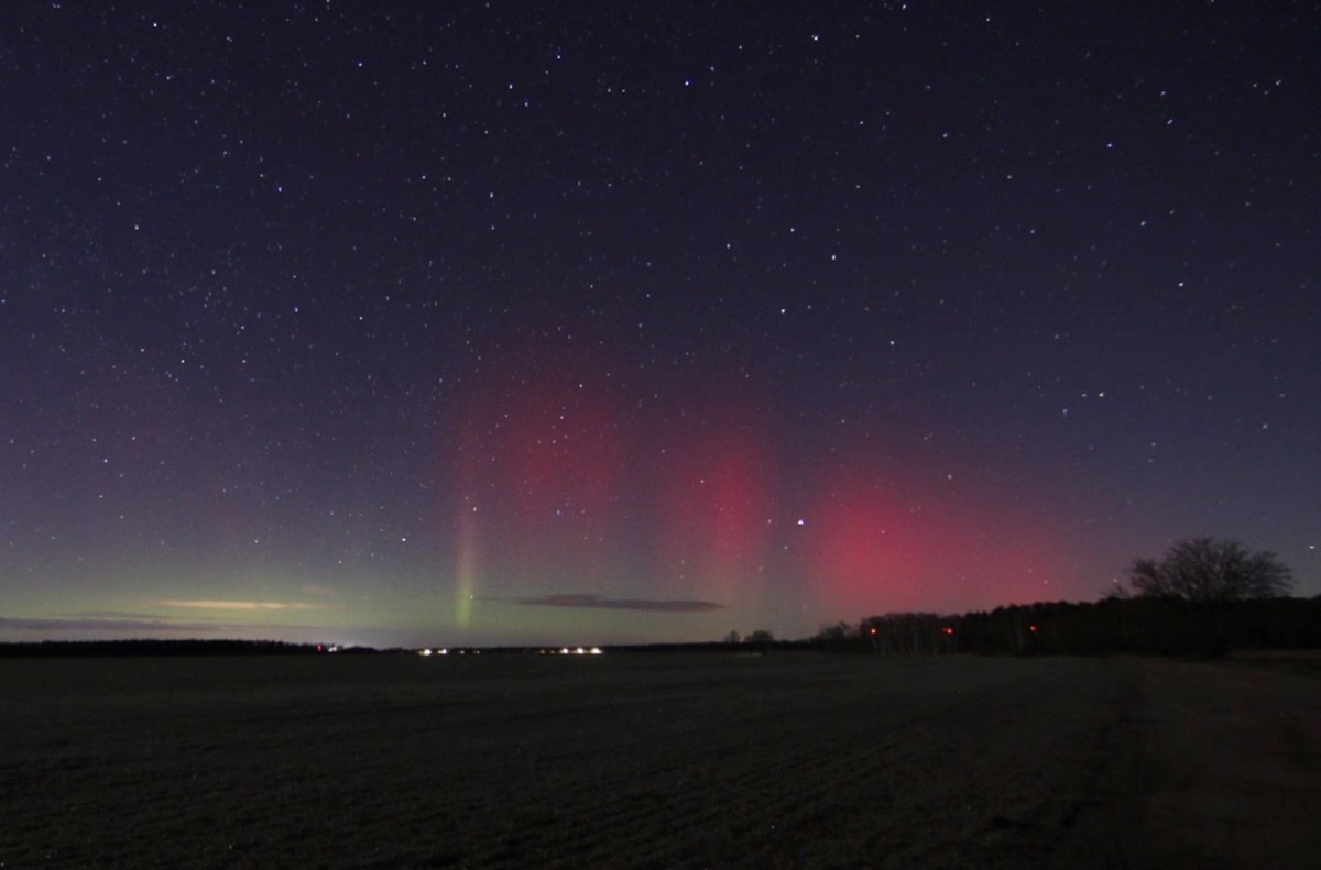 26.02.2023, Sachsen-Anhalt, Jerichow: Polarlichter leuchten über Jerichow im Landkreis Jerichower Land. Ein Sonnensturm sorgte für Polarlichter auch über Deutschland. (Zu dpa &quot;Polarlichter leucht ...