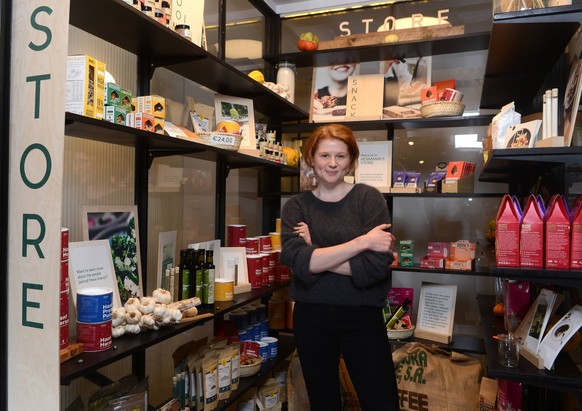 Verena Bahlsen. Sie ist eine Nachfahrerin der Bahlsen-Dynastie, die ja die berühmten Kekse produzieren.Fotografiert in ihrem Restaurant, HERMANN S, in Berlin Mitte. Berlin Berlin Deutschland *** Veren ...