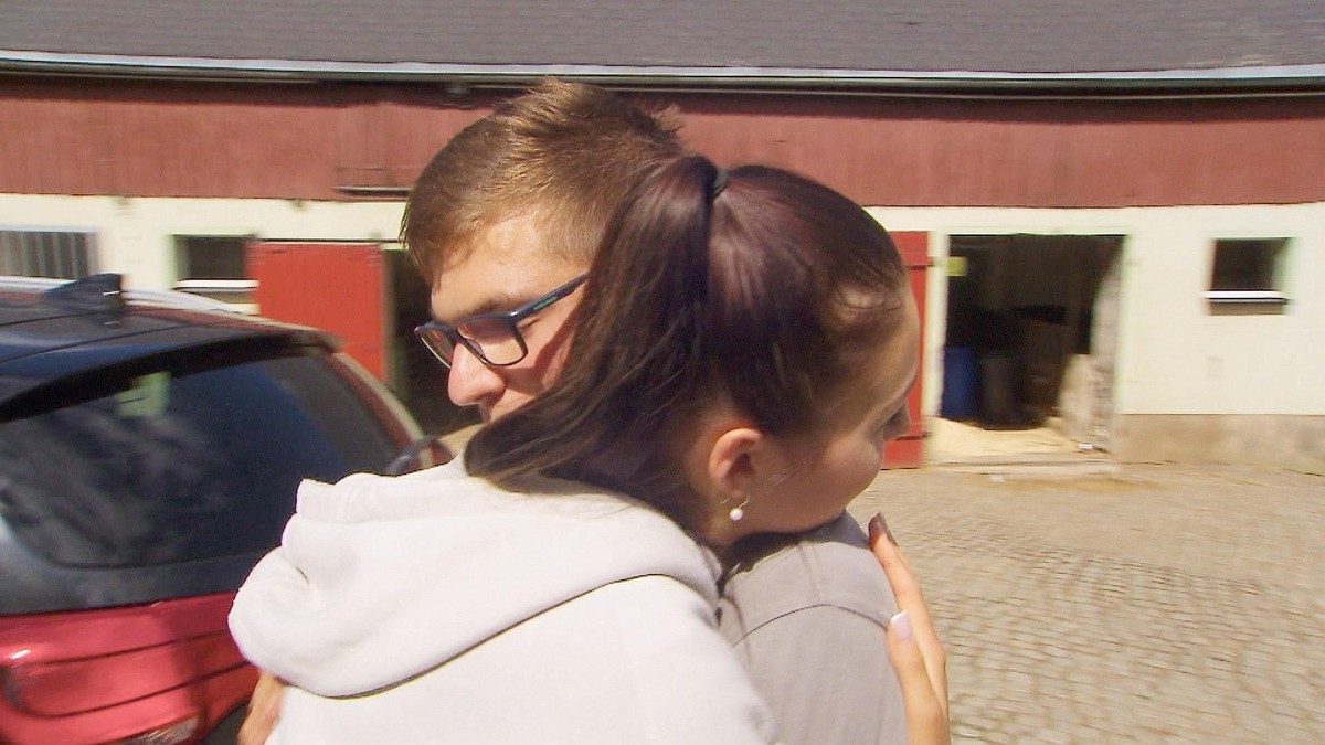 Sarah (20, Kinderg�rtnerin) und Mutterkuhhalter Paul (22) aus Sachsen verabschieden sich.

+++ Die Verwendung des sendungsbezogenen Materials ist nur mit dem Hinweis und Verlinkung auf RTL+ gestattet. ...