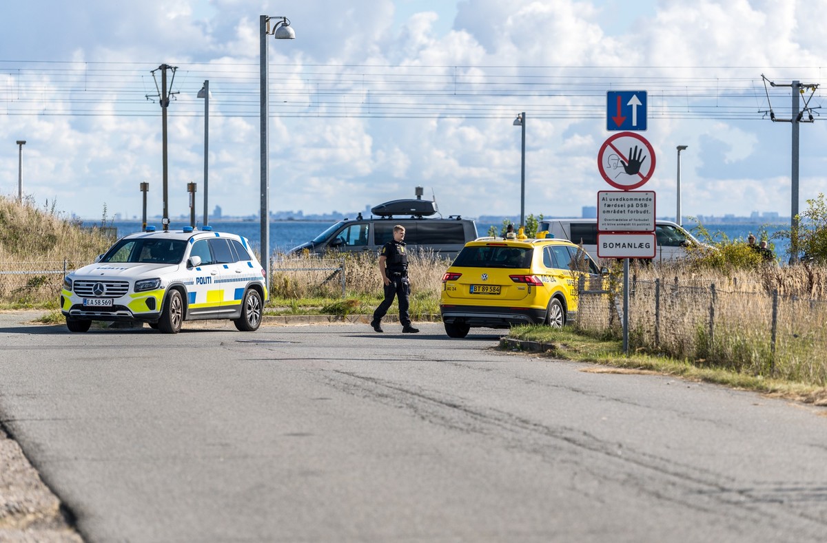 23.09.2025, Dänemark, Kopenhagen: Fahrzeuge der dänischen Polizei und des dänischen Sicherheits- und Nachrichtendienstes (PET) stehen am Flughafen Kopenhagen, nachdem am Montagabend Drohnen über den F ...