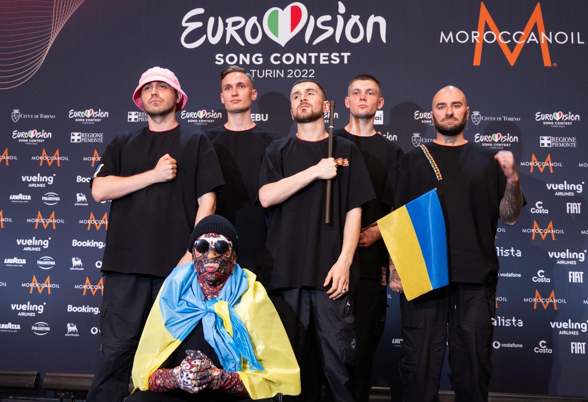 15.05.2022, Italien, Turin: Das Kalush Orchestra aus der Ukraine posiert nach dem Gewinn des Eurovision Song Contest (ESC) bei der abschließenden Pressekonferenz. Der internationale Musikwettbewerb fi ...