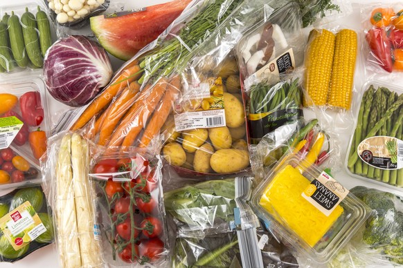 Frische Lebensmittel, Gem�se, Obst, jeweils, einzeln in Plastikfolie verpackt, alle Lebensmittel gibt es im gleichen Supermarkt auch ohne Kunststoffverpackung, *** Fresh food Vegetable fruit each indi ...
