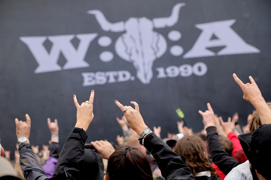 02.08.2023, Schleswig-Holstein, Wacken: Metal-Fans feiern nach der Öffnung des sogenannten «Infield» vor der «Faster-Stage», einer der beiden Hauptbühnen auf dem Festivalgelände. Das Wacken Open-Air ( ...