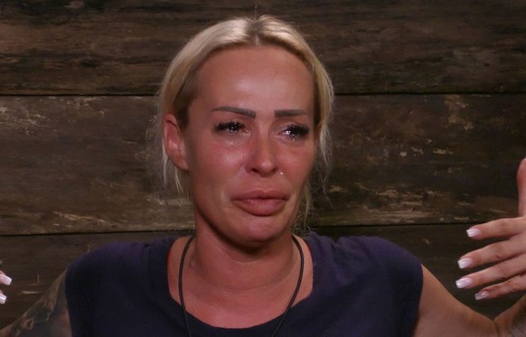 Cora Schumacher weint im Dschungeltelefon.