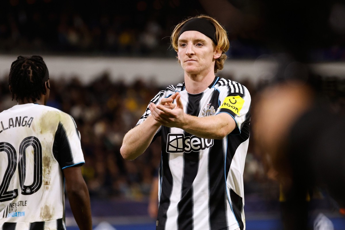 Newcastle&#039;s Anthony Gordon, center, celebrates after scoring his sides third goal on a penalty during the Champions League opening phase soccer match between Union St. Gilloise and Newcastle Unit ...
