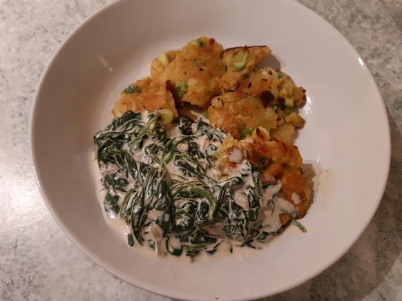 Warm und lecker: mein fertiges veganes Rösti schmeckt gut als Mittag- oder Abendessen.