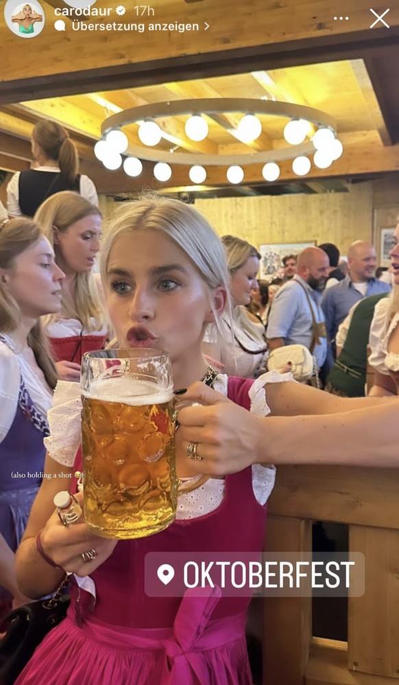 Caro Daur hat auf dem Oktoberfest sichtlich Spaß.