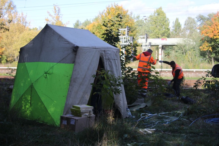 08.10.2022, Berlin: Arbeiter arbeiten an einer Schienenstrecke der Deutschen Bahn in der Nähe vom S-Bahnhof Hohenschönhausen an Kabeln. Die Bahn wurde Opfer eines gezielten Angriffs. Es handelt sich u ...