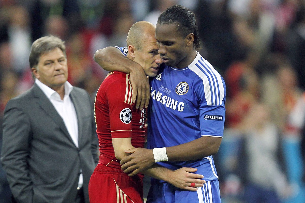 MUNCHEN , 19-05-2012 Stadion Aliianz Arena , seizoen 2011 / 2012 , Finale Champions League FC Bayern Munchen - Chelsea 1-1. Chelsea wint na penalties. Arjen robben wordt getroost door Didier Drogba ba ...