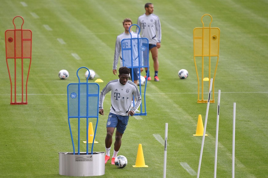 Alphonso DAVIES Bayern Muenchen am Ball, hi:Thomas MUELLER M�LLER,Bayern Muenchen, Thiago ALCANTARA FCB, Aktion, FC Bayern Muenchen Training in der Coronavirus Pandemie in Kleingruppen. Training an de ...