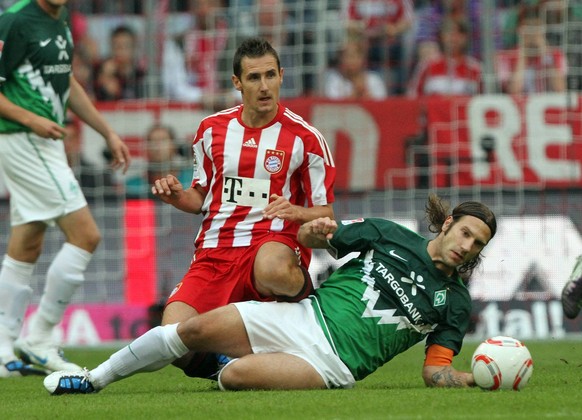 Fussball, Bundesliga, 3. Spieltag, FC Bayern M�nchen - SV Werder Bremen v.l. Miroslav Klose, FC Bayern , Torsten Frings, Bremen,