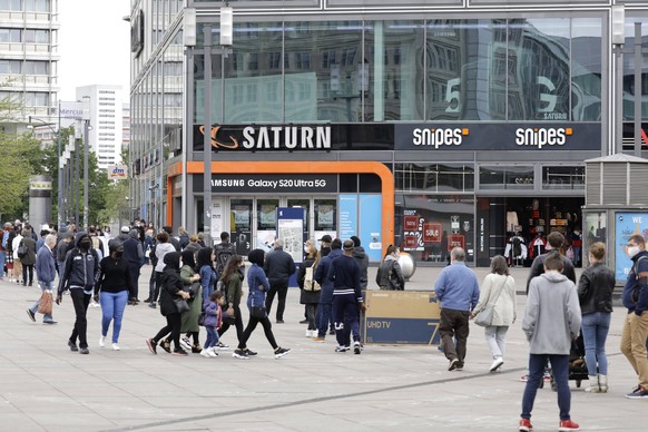 Waehrend der Corona-Krise, bildet sich am Samstagmittag vor dem Saturnmarkt auf dem Alexanderplatz, eine Menschenmenge die im Saturn einkaufen moechte, DEU, Berlin, 02.05.2020