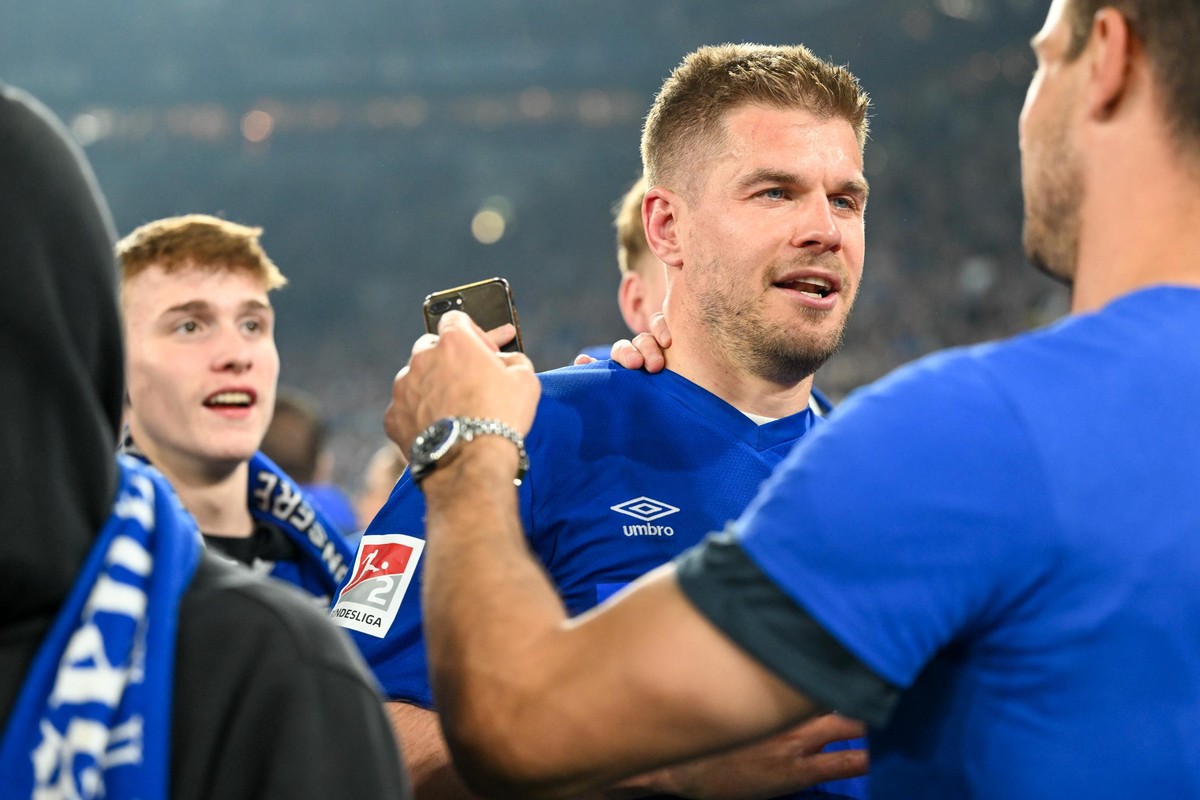 Fußball: 2. Bundesliga, Saison 2021/2022, 33. Spieltag, FC Schalke 04 - FC St. Pauli am 07.05.2022 in der Veltins Arena in Gelsenkirchen. -TK- Schalkes Simon Terodde feiert mit den Fans. DFL REGULATIO ...