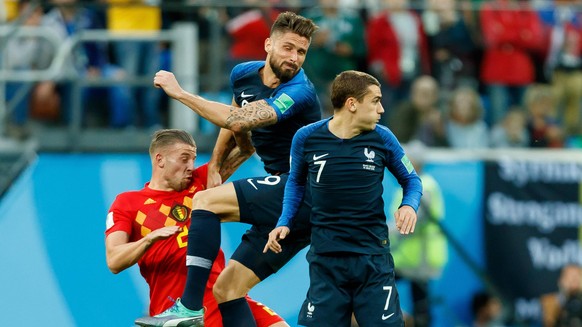 Sankt Petersburg, Russland, 10.07.2018, FIFA Weltmeisterschaft, Halbfinale, Frankreich - Belgien, Toby Alderweireld (BEL), Olivier Giroud (FRA) und Antoine Griezmann (FRA) im zweikampf ( DeFodi507 *** ...