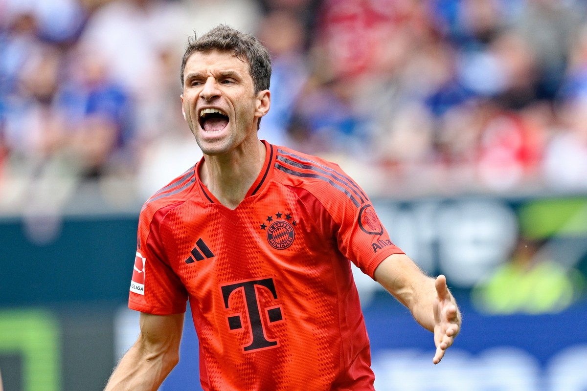 ARCHIV - 17.05.2025, Baden-Württemberg, Sinsheim: Fußball: Bundesliga, TSG 1899 Hoffenheim - Bayern München, 34. Spieltag, PreZero Arena. Münchens Thomas Müller reagiert. (zu dpa: «Bayern im Disneylan ...