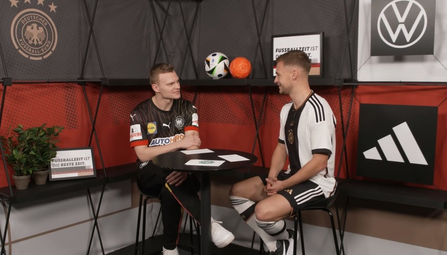 Nationalspieler Joshua Kimmich (r.) und DHB-Rechtsaußen Timo Kastening sprechen über die Heim-EM im Handball und Fußball.