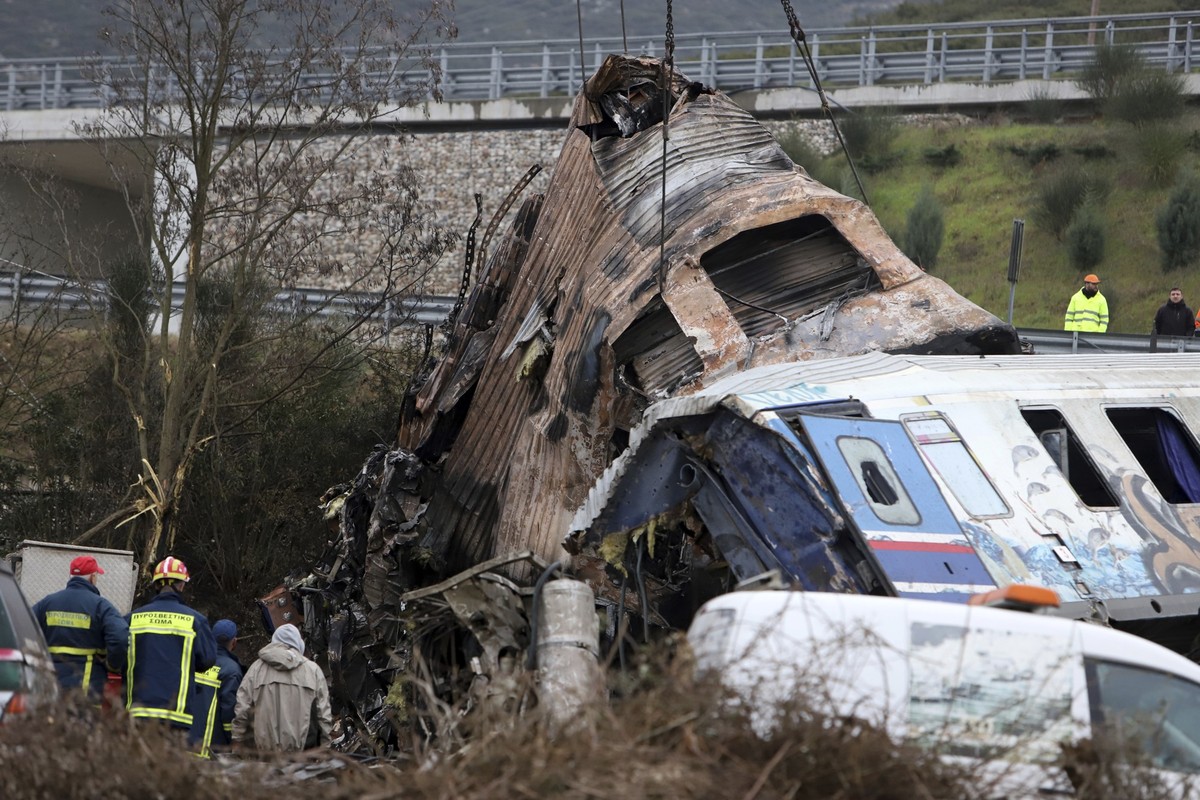 02.03.2023, Griechenland, Tempe: Kräne heben Trümmer nach der Kollision zweier Züge von den Gleisen. Nach dem schweren Zugunglück ist die Opferzahl weiter gestiegen. Die Rettungskräfte suchen in den T ...