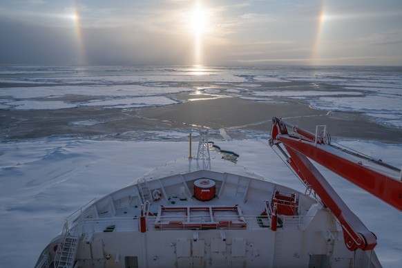 HANDOUT - 23.09.2023, Arktis: Aussicht auf Eis und Meer mit Lichteffekt von der Polarstern aus. Das Meereis in der zentralen Arktis ist in diesem Sommer nicht ganz so stark abgeschmolzen wie erwartet. ...