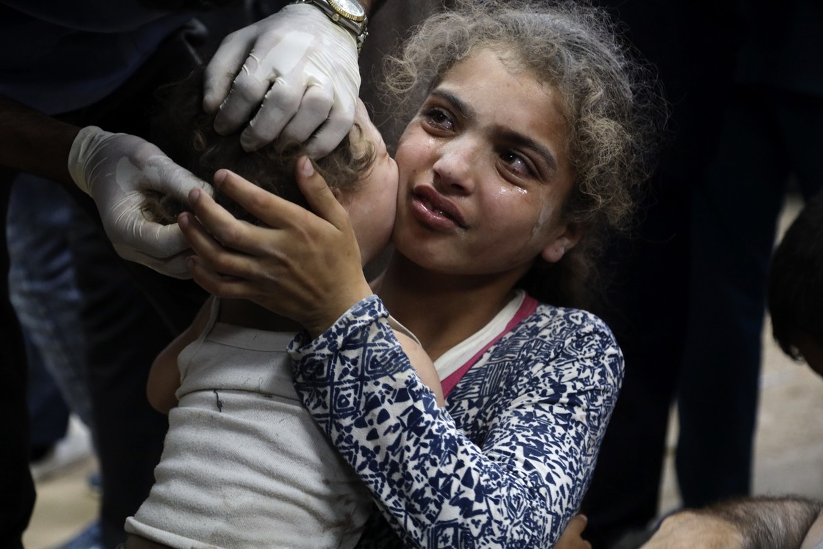 ARCHIV - 05.06.2024, Palästinensische Gebiete, Deir al Balah: Palästinensische Kinder, die bei der israelischen Bombardierung eines Wohnhauses im Flüchtlingslager Bureij verletzt wurden, werden im Kra ...
