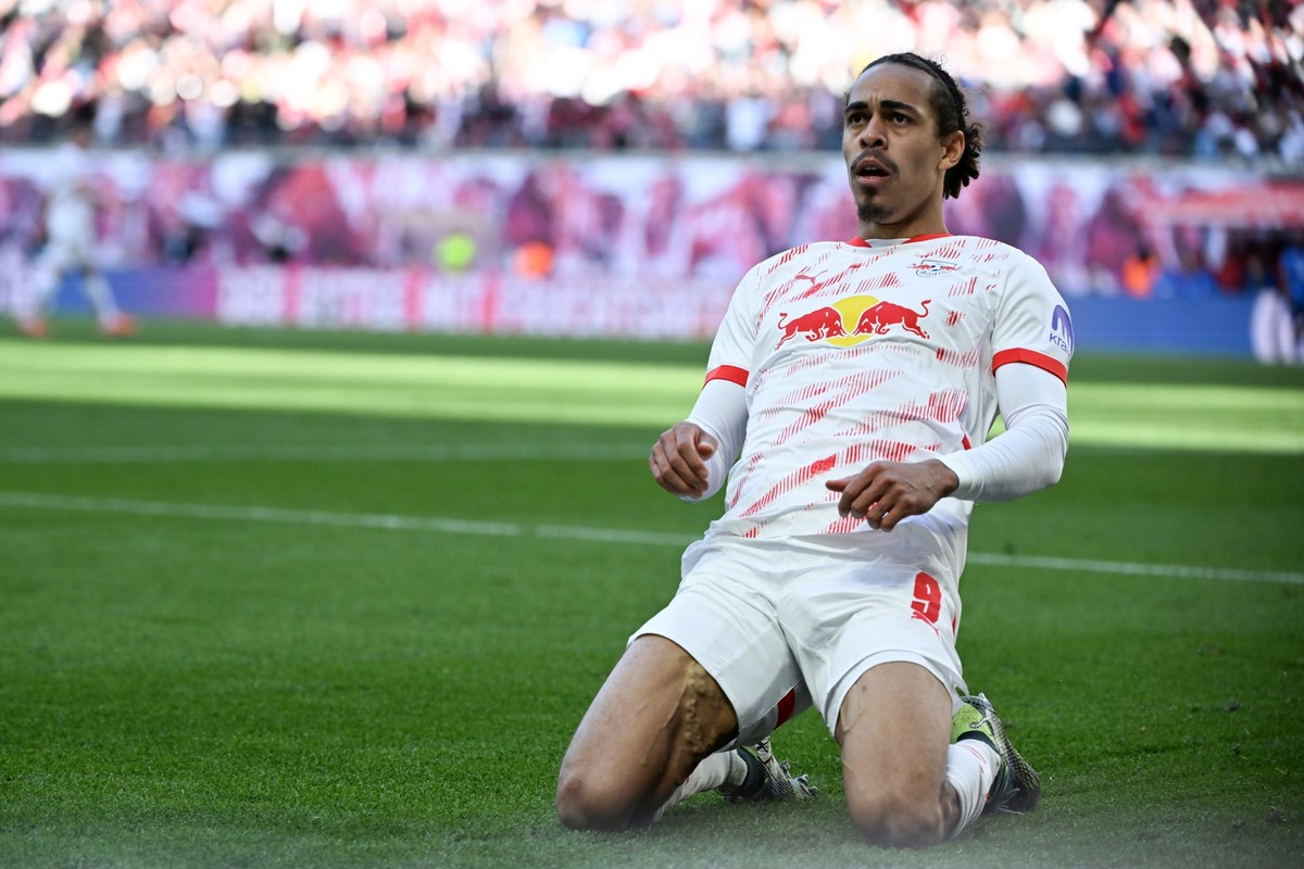 05.04.2025, Sachsen, Leipzig: Fußball: Bundesliga, RB Leipzig - TSG 1899 Hoffenheim, 28. Spieltag, in der Red Bull Arena. Der RB Leipzig Spieler Yussuf Poulsen feiert seinen Treffer zum 3:1. Foto: Eli ...