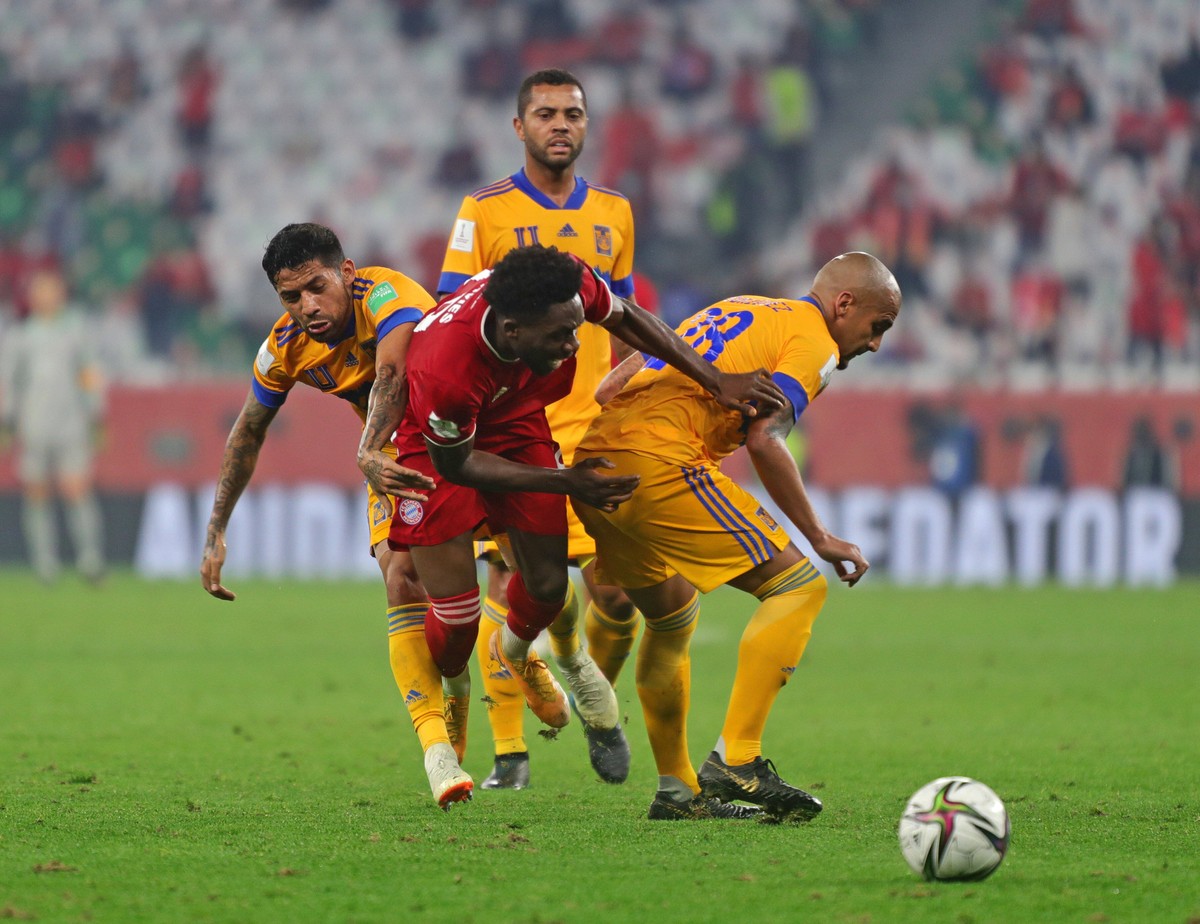 11.02.2021, Fussball FIFA-Klub-WM 2021, Finale, FC Bayern M�nchen - Tigres UANL Mexiko, im Education City Stadium Al Rayyan in Katar VAE. mitte: Alphonso Davies FC Bayern M�nchen gegen Luis Rodriguez  ...