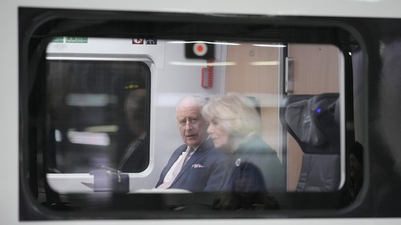 31.03.2023, Berlin: König Charles III. und die Königsgemahlin Camilla sitzen in einem ICE der Deutschen Bahn am Berliner Hauptbahnhof. Mit dem Zug fahren der britische König und seine Gemahlin zum Abs ...