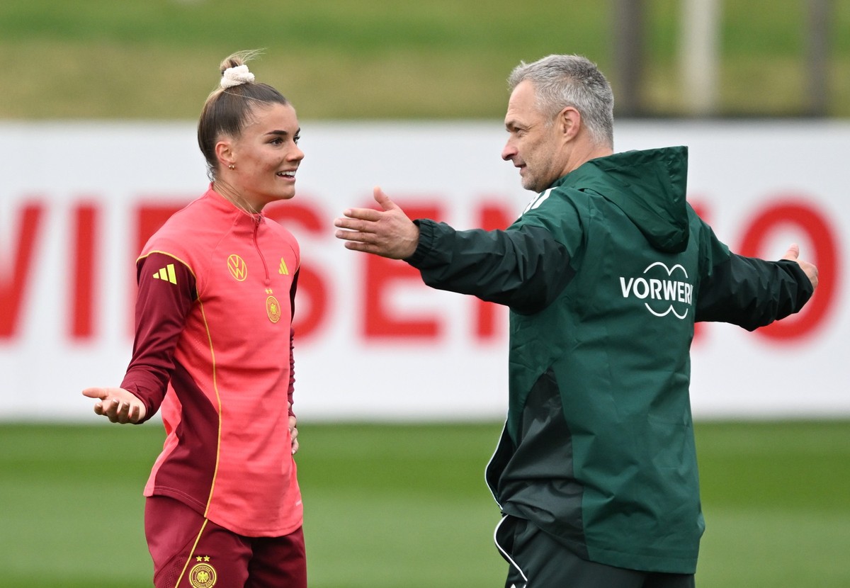 ARCHIV - 01.04.2025, Hessen, Frankfurt/Main: Fu�ball, Frauen, Nationalteam, Training, DFB Campus: Bundestrainer Christian W�ck (r) spricht mit Selina Cerci. (zu dpa: �DFB-Frauen: Kader-Bekanntgabe in ...